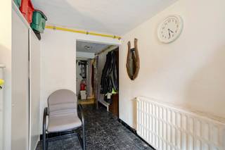 Ruime en uitstekend gelegen gezinswoning in een rustige straat met weinig doorgaand verkeer te Koningslo. Dit huis bevindt zich nabij openbaar vervoer, scholen, supermarkten en belangrijke invalswegen.De indeling is als volgt:Gelijkvloers:- Praktische inkomhal- Inpandige garage met oprit- Wasberging uitgerust met douche- Apart toilet- Hal ingericht als dressing met toegang tot tuin- Eerste slaapkamer of polyvalente ruimteEerste verdieping:- Lichtrijke leefruimte- Te moderniseren keukenTweede verdieping:- 3 comfortabele slaapkamers- Op te frissen badkamerZolderverdieping:- Volledig afgewerkte zolderkamer- Recente, moderne badkamer met douche en toiletBelangrijkste troeven van de woning:- Uitstekende en gunstige EPC-score- Maar liefst 4 à 5 volwaardige slaapkamers- 2 complete badkamers- Eigen inpandige garage en oprit voor de deur- Nabijheid van alle essentiële voorzieningenDankzij de strategische ligging geniet u van een vlotte bereikbaarheid en een kindvriendelijke omgeving. Dit huis biedt alle nodige ruimte en comfort voor een groot gezin of voor wie extra werkruimte zoekt.Interesse in deze unieke opportuniteit? Neem vandaag nog snel contact met ons op om uw afspraak ter plaatse in te plannen!`Bestuursmaatregelen in het maatregelenregister: neeDeze AI-visualisaties zijn bedoeld als inspiratie. Er werd geen rekening gehouden met technische specificaties, stedenbouwkundige voorschriften of de concrete mogelijkheden tot realisatie.