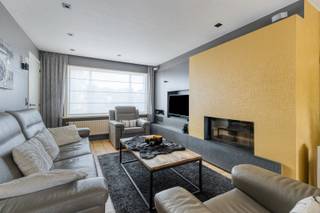 Deze perfect onderhouden woning is rustig gelegen op slechts enkele minuten van het centrum van Roeselare.<br />De woning werd gebouwd in 1980 en doorheen de jaren met zorg onderhouden en reeds opgefrist, waardoor ze vandaag de ideale gezinswoning vormt.<br /><br />Op het gelijkvloers beschikt de woning over een ruime inkomhal met gastentoilet, een lichtrijke woonkamer met gezellige houthaard en een ruime, volledig ingerichte keuken.<br />De keuken werd reeds opgefrist en is uitgerust met een granieten werkblad en kwalitatieve inbouwtoestellen.<br />Vanuit de keuken is er rechtstreeks toegang tot de garage, die momenteel dienstdoet als wasplaats, fietsenberging en bovendien voorzien is van een recent geïnstalleerde douche.<br /><br />Op de eerste verdieping bevinden zich de nachthal, een vernieuwde badkamer en <strong>drie volwaardige slaapkamers</strong>.<br />De badkamer is uitgerust met een dubbel lavabomeubel, een ligbad en een tweede toilet. Alle slaapkamers beschikken over praktische inbouwkasten.<br /><br />De woning wordt verwarmd via <strong>centrale verwarming</strong> op aardgas.<br />Daarnaast zijn vrijwel alle ramen voorzien van dubbele beglazing en werd het dak geïsoleerd. Dit resulteert in een gunstige EPC-score C (300 kWh/m²/jaar).<br /><br />De woning is volledig onderkelderd wat het ideaal maakt om in de toekomst aanpassingen uit te voeren.<br />Alle <strong>sanitaire leidingen</strong> werden reeds <strong>vernieuwd </strong>en ook de <strong>elektriciteit werd conform gemaakt in 2026.</strong><br /><br />Door de twee kleinere ramen boven de voordeur en de garage nog te vervangen, kan deze score zelfs verder worden verbeterd.<br /><br />De woning is gelegen op een volledig aangelegd en omheind perceel van <strong>438 m²</strong> met een gunstige zuidwestelijke oriëntatie, waardoor u de hele namiddag en avond van de zon kunt genieten.<br /><br />Ook de ligging is een absolute troef. De woning bevindt zich in een rustige woonomgeving, terwijl het centrum van Roeselare, sportclub Vision21, een bakker, slager, supermarkten en andere voorzieningen vlot bereikbaar zijn te voet of met de fiets.<br />Bovendien geniet u van een uitstekende bereikbaarheid dankzij de nabijheid van de E403 (Kortrijk – Brugge) en ligt het station van Roeselare op slechts 1,5 km.<br /><br />Bij interesse, aarzel niet ons te contacteren voor een plaatsbezoek op <strong>051/201.400</strong> of <strong>info@dicasa.be</strong>