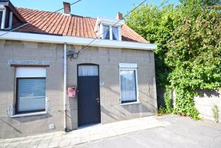 Bent u op zoek naar een betaalbare woning die u volledig naar uw eigen smaak kunt renoveren? Dan is deze charmante arbeiderswoning, gelegen op een gunstige locatie nabij het centrum van Roeselare, beslist een bezoek waard.<br /><br />De woning beschikt op het gelijkvloers over een gezellige woonkamer, een polyvalente kamer die perfect kan dienen als slaapkamer, bureau of hobbyruimte, een praktische bijkeuken, een eenvoudige keuken, een badkamer met douche en lavabo en een afzonderlijk toilet. Op het verdiep twee slaapkamer. Daarnaast zijn er een buitenberging en een tuinhuis, die extra opbergruimte bieden.<br />Achteraan bevindt zich een kleine tuin waar u in alle rust kunt genieten.<br />Voor de woning zijn voldoende parkeermogelijkheden aanwezig, wat een extra troef vormt.<br /><br />Dankzij de centrale ligging bevinden winkels, scholen, openbaar vervoer en het stadscentrum zich op korte afstand. Deze woning biedt een uitstekende opportuniteit voor handige doe-het-zelvers, starters of investeerders die op zoek zijn naar een renovatieproject met potentieel.<br /><br />Troeven:<br />•Gelegen nabij het centrum van Roeselare.<br />•Te renoveren woning met tal van mogelijkheden.<br />•Woonkamer en polyvalente gelijkvloerse kamer.<br />•Badkamer met douche en lavabo.<br />•Praktische buitenberging en tuinhuis.<br />•Kleine stadstuin.<br />•Vlotte parkeermogelijkheid voor de woning.<br />•Ideaal als starterswoning of investering.<br />Interesse in deze woning met renovatiepotentieel? Neem gerust contact op voor meer informatie of een bezoek ter plaatse.