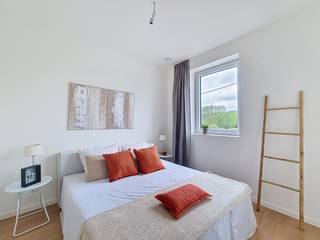 Een landelijke nieuwbouwwoning met zichten op de heuvels en gelegen in een klein aangelegd parkje. <br /><br />Een aanrader als u op zoek bent naar een volledige instapklare woning dat onmiddellijk beschkibaar is, een gezellige groene omgeving, toffe mensen en een kleinschalig kwalitatief nieuwbouwproject van een vertrouwenspartner. Je kent het zeker...zo een familie bedrijf dat al jaren actief is en dat je onmiddellijk een goed gevoel geeft. <br /><br />Een veilige omgeving: hier kom je sowieso tot rust met de prachtige zichten, de bloemperken, de bomen, het beekje, de bankjes, de schaapjes, het nieuw aangelegd wandel en fietspad waardoor je op amper 5min in het centrum staat. Een fantastische en knusse locatie waar het rustig en goed wonen is met in totaal 7 woningen en 8 appartementen. <br /><br />Kom dan zeker eens een bezoek brengen aan onze model woning. Volledig instapklaar, alles inbegrepen in de prijs zodat u snel en comfortabel kan verhuizen. Helemaal klaar voor de toekomst met vloerverwarming en een lucht-water warmtepomp. E-peil 20 waardoor u kortingen krijgt op het betalen van uw onroerende voorheffing in de eerste 5 komende jaar. <br /><br />Het terras en de tuin, daar kan u dan ook onmiddellijk uw tuinmeubels zetten en volop genieten. De privatieve carport en de extra berging zijn tevens inclusief in de prijs. <br /><br />Er zijn verschillende prijzen (aangeduid exclusief registratie en btw) en verschillende bewoonbare oppervlaktes tussen 102 en 133 m². Alle informatie, plannen en prijzen zijn op ons kantoor beschikbaar. <br />Wij helpen u graag verder in uw zoektocht naar een nieuwe thuis. Bel ons vandaag nog 0475/34.00.40 en vraag naar Fabienne. <br />