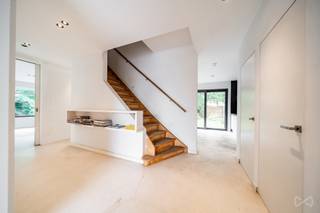 Offre actuelle de 350.000€ - Sous réserve d'acceptation des propriétaires.<br />Située dans un environnement résidentiel et à proximité immédiate des commodités, cette agréable maison 4 façades développe une surface habitable de 214 m² et bénéficie d’un terrain de 1.125 m². Elle dispose de 3 chambres, d’une salle de douche, d’un garage et de plusieurs emplacements de parking permettant de stationner jusqu’à 4 véhicules (4 bornes de charge pour véhicules électriques).<br /><br />Composition :<br /><br />Au rez-de-chaussée :<br /><br />* Hall d’entrée de 12,67 m²<br />* Salon de 19,49 m² avec accès à la terrasse<br />* Salle à manger de 27,29 m² avec accès à la terrasse<br />* Cuisine de 19,84 m² avec accès au jardin<br />* WC séparé de 1,25 m²<br />* Garage de 21,46 m²<br />* Débarras<br /><br />À l’étage :<br /><br />* Chambre 1 de 15,74 m²<br />* Chambre 2 de 17,87 m²<br />* Chambre 3 de 26,99 m²<br />* Salle de douche de 5,26 m²<br />* Dressing de 7,39 m²<br /><br />Au sous-sol :<br /><br />* Cave de 8,26 m²<br />* Cave de 11,20 m²<br /><br />Extérieurs :<br /><br />Le bien est implanté sur une parcelle de 1.125 m², offrant un agréable espace extérieur avec jardin et terrasse. La parcelle présente une largeur d’environ 31 m et une profondeur d’environ 38 m.<br /><br />Confort et équipements :<br /><br />* Surface habitable : 194 m²<br />* Surface totale : 214 m²<br />* Terrain : 1.125 m²<br />* 3 chambres<br />* Garage<br />* 4 bornes de charge pour véhicules électriques<br />* Châssis triple vitrage<br />* Chauffage central au gaz<br />* Compteur électrique mono-horaire<br />* Alarme<br />* Cuisine équipée comprenant notamment une plaque vitrocéramique, une hotte, un réfrigérateur encastré et un lave-vaisselle Bosch<br />* Terrasse<br />* Jardin<br />* 2 caves<br />* 17 panneaux solaires<br />* Production des panneaux solaires : environ 5.000 kWh/an<br /><br />Performance énergétique – PEB :<br /><br />* Classe énergétique : C<br />* Consommation spécifique : 225 kWh/m².an<br />* Consommation théorique totale : 43.406 kWh/an<br />* Code unique PEB : 2026080301067<br /><br />Pour toute information complémentaire ou pour organiser une visite :<br /><br />Flavien Rouneau<br />We Invest Mons<br />+32 488 58 55 65<br />flavien.rouneau@weinvest.be