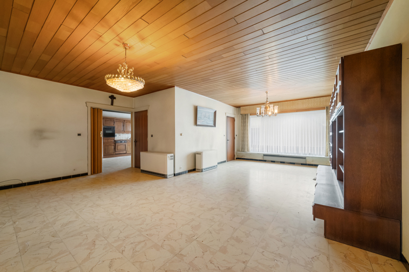 Westrozebeke-centrum. Te renoveren half open bebouwing, uitzonderlijke grote woning met veel bergruimte en garage. Potentieel als woonruimte 165-225m2. Tuin en tuinhuis. - foto 4