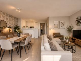 Ontdek dit aangename en instapklare penthouse/appartement, gelegen in Zeebrugge, op slechts een boogscheut wandelen van het strand. <br /><br />Mogelijkheid tot aankoop van een vlakbij gelegen, grote garagebox (3,1 m x 6 m) aan € 39.500. Het appartement geniet van een overvloed aan natuurlijk licht dankzij de zuidgerichte oriëntatie en het ruime terras – perfect om te genieten van zonnige dagen. Bovendien is het terras uitgerust met een zonneluifel.<br /><br />Binnenin is het appartement voorzien van alle modern wooncomfort: o.a. airconditioning in de slaapkamer voor een aangenaam binnenklimaat het hele jaar door. <br />De verwarming gebeurt via een energiezuinige condensatieketel op aardgas, wat zorgt voor een optimaal warmtecomfort en lagere energiekosten.<br /><br />Dit pand is ideaal als vaste woonst, tweede verblijf of investering aan zee.<br /><br />Indeling:<br />- Inkomhal,<br />- Toilet,<br />- Leefruimte,<br />- Geïnstalleerde open keuken,<br />- Groot zonneterras,<br />- Handige berging/wasplaats<br />- Ruime slaapkamer voorzien van airco,<br />- Tweede terras aan de achterzijde<br />- Badkamer met ligbad voorzien van douchescherm, wastafel en toilet.<br /><br />Interesse? Plan uw bezoek in. Wij begeleiden U met veel plezier!