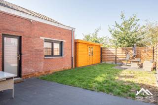 Deze gerenoveerde halfopen bebouwing in Sint-Amandsberg biedt een aangename combinatie van ruimte, lichtinval en hedendaags wooncomfort. De woning heeft een frisse, verzorgde uitstraling en geniet dankzij de vele ramen van een natuurlijke lichtinval die het ruimtelijke gevoel extra versterkt.<br />De lichtrijke leefruimte sluit aan op de ruime, vernieuwde witte keuken, die voorzien is van een gasfornuis en voldoende werk- en kastruimte. De frisse afwerking zorgt voor een aangename en praktische kookomgeving. Op het gelijkvloers bevindt zich bovendien een slaapkamer met natuurlijke lichtinval. Op de eerste verdieping zijn er nog twee slaapkamers en een vernieuwde badkamer, uitgerust met een inloopdouche, een modern badkamermeubel en een toilet. Een extra kleine kamer is huidig ingericht als wasplaats. Ook buiten is het aangenaam vertoeven. Het terras sluit aan op een tuin met grasperk, waar voldoende ruimte is om te ontspannen of gezellig buiten te zitten. Het afzonderlijke tuinhuis biedt extra opbergmogelijkheden voor tuinmateriaal en fietsen.<br />Een bijkomende troef is de parkeergelegenheid zowel voor als naast de woning, wat zorgt voor extra praktisch comfort. Deze lichtrijke, gerenoveerde woning in Sint-Amandsberg biedt met haar drie slaapkamers, moderne keuken, vernieuwde badkamer, aangename tuin en parkeermogelijkheden een comfortabele thuis voor wie op zoek is naar ruimte en een frisse, hedendaagse woonomgeving. Bezoekdag op zaterdag 31/10 : Inschrijven via mail naar stefan@immo-home.be, geen telefonische inschrijvingen! Volg ons op Fb en Insta. Voor meer info: www.immo-home.be. GRATIS SCHATTING & GRATIS FINANCIEEL ADVIES