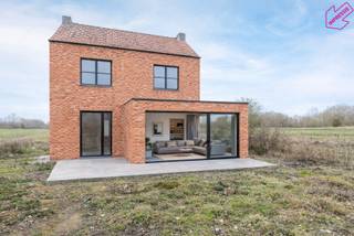 Bent u op zoek naar een woning die u volledig naar eigen smaak en wensen kan vormgeven? Dan is dit eigendom in Humbeek precies wat u zoekt.De woning...