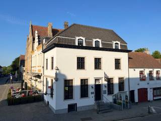 Multifunctioneel pand op iconische locatie op de Markt van Damme.Het pand vindt z’n oorsprong in de jaren 1600 en werd heropgebouwd én steeds...