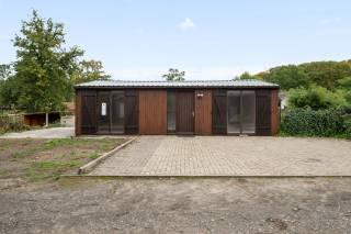 Mooie, recent opgefriste en rustig gelegen bungalow op 12a28 in een opgewaardeerde buurt, ideaal voor de rustzoeker. Gelegen op minder dan 10 minuten van E314.<br />Grote slaapkamer, ruime living met open keuken, badkamer met ligbad en dubbele douche, ruime berging, inkomhal en terras van 20 m².<br />Keuken voorzien van afwasmachine, oven, microgolfoven en keramische kookplaat.<br />Ruime oost gerichte en onderhoudsvriendelijke tuin.<br />Permanente bewoning is toegestaan.<br />De bungalow mag uitgebreid worden tot 80 m². Fundering is reeds aanwezig.