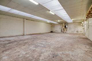 Zoekt u een uitstekend verlichte, efficiënt ingedeelde ruimte voor opslag, werkplaats of kleinschalige logistiek? Deze multifunctionele loods van 175 m² biedt alle nodige comfort en faciliteiten voor uw onderneming.<br /><br />Belangrijkste Kenmerken<br /><br />Totale oppervlakte: 175 m² (Afmetingen: 17,5 m diepte × 10 m breedte)<br />Vrije hoogte magazijn: 3,10 m<br />Toegang: Schuifpoort met een vrije doorrijhoogte van 2,40 m<br />Lichtinval: Royale lichtstraat in het dak voor optimaal natuurlijk daglicht<br />Verwarming: Aanwezig op gas<br /><br />Nutsvoorzieningen: Aparte, individuele tellers voor elektriciteit en gas (beheer uw eigen verbruik)<br /><br />Onroerende voorheffing: Forfaitair bepaald op 1 maand huur per jaar<br />Huurwaarborg: 3 maanden huur<br />Beschikbaarheid: Direct<br /><br />Heeft u interesse in deze loods of wenst u een plaatsbezoek in te plannen?<br />Neem gerust contact op via 050/33.33.00 of bo.maertens@dewaele.com