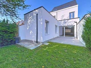 Op deze vlotte ligging te Izegem, bevindt zich deze ruime, gerenoveerde gezinswoning. Deze woning bevat 4 grote slaapkamers en twee badkamers. <br />Bij het betreden van de woning komt u in de ruime inkomhal met gastentoilet, die toegang geeft tot de ruime en lichtrijke leefruimte. Aansluitend bevindt zich de open keuken met verbinding naar de berging.<br />Op de eerste verdieping vindt u de ruime nachthal, twee slaapkamers en een badkamer uitgerust met douche, toilet en dubbele lavabo. Op de tweede verdieping vindt u nog twee ruime slaapkamers en een badkamer uitgerust met ligbad, toilet en lavabo.<br />- Recent gerenoveerd ( EPC B), Asbestvrij, Goedgekeurde elektriciteit,...<br />- Wenst u een vrijblijvende rondleiding? Maggie@vastgoednorman.be of 0479402404.
