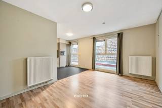 In het historische centrum van Gent vinden we deze ruime en verzorgde studio.<br />Het pand is gelegen in een kleinschalige en rustige residentie.<br /><br />Huur: €740 euro plus €25 gemeenschappelijke kosten<br /><br />Meer info? Bel Matthias op 0497/76.84.89