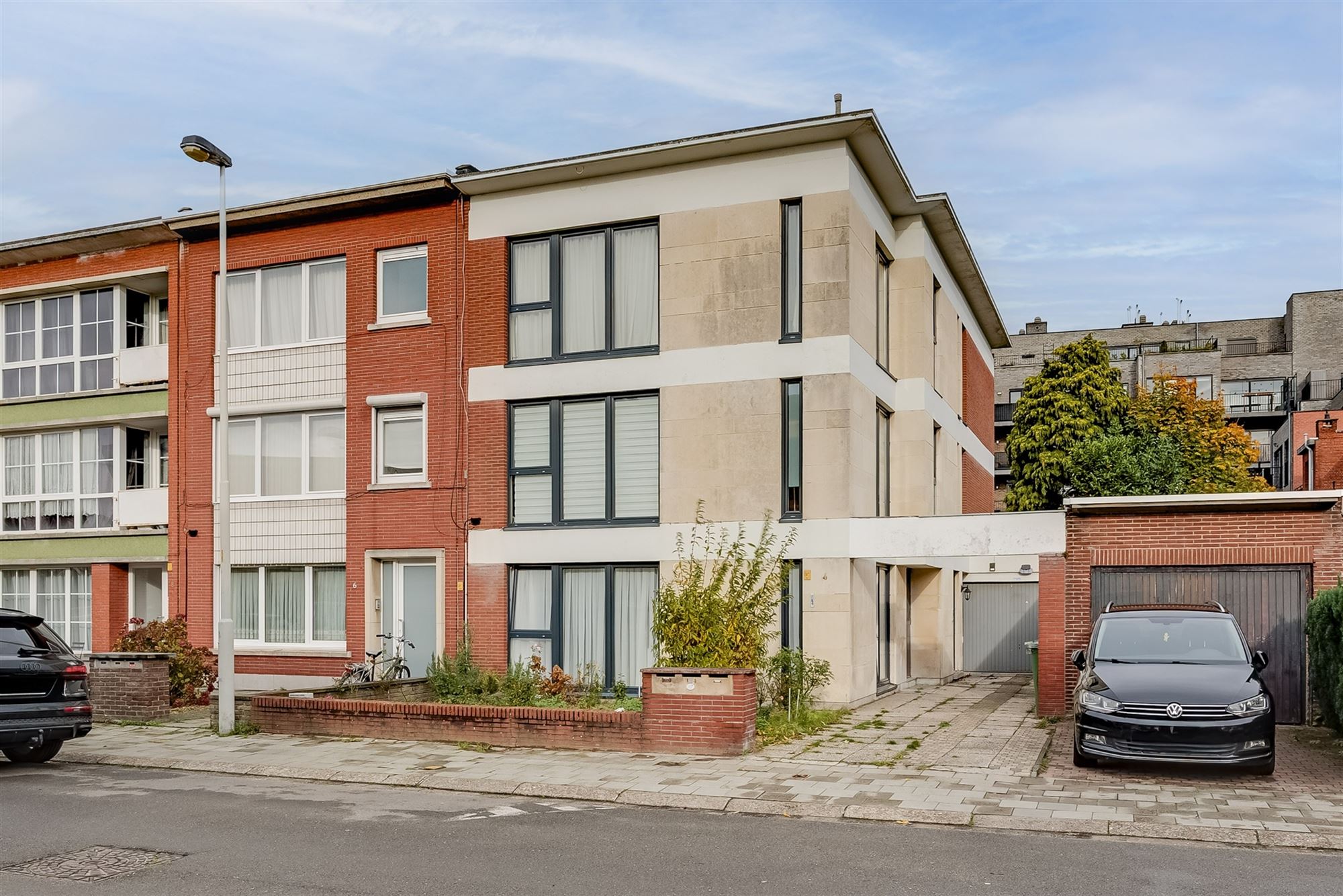 Vergund betonnen opbrengsteigendom met 3 appartementen + garagebox - foto 1