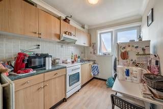 TE KOOP GERAARDSBERGEN<br />Wonen in het hart van Moerbeke? Dit op te frissen appartement op de tweede verdieping biedt je alle comfort in een rustige en aangename omgeving. De locatie is een echte troef: alles wat je nodig hebt – van winkels tot openbaar vervoer – ligt op een steenworp afstand.<br />Binnen wacht je een slim ingedeelde woonst met veel natuurlijk licht. Je vindt er een inkomhal, een gezellige leefruimte, een geïnstalleerde keuken, een slaapkamer, een badkamer en een apart toilet. Het terras vormt de perfecte plek om te ontspannen na een drukke dag. Extra troef: Er is een parkeerplaats voorzien direct voor het gebouw. <br /><br />Bent u op zoek naar een uitstekende investering in vastgoed? Deze opbrengsteigendom biedt een unieke kans! Het appartement is vlot verhuurbaar, wat zorgt voor een correcte inkomstenstroom. Dit maakt het pand ideaal voor investeerders die op zoek zijn naar een zorgeloze investering met een aantrekkelijk rendement.<br /><br />Interesse om deze eigendom te bezichtigen? Neem vandaag nog contact met ons op! Contacteer Emilie: 0472/59.05.39 – emilie@cornelis-partners.be