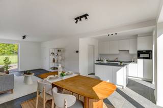 Deze halfopen woning maakt deel uit van nieuwbouwproject "Export", rustig gelegen in het gezellige centrum van Dessel.<br /><br />Deze woning is gebouwd op lot 76 met een perceeloppervlakte van 309m².<br />De bewoonbare oppervlakte bedraagt 120m². <br /><br />Via de inkomhal is er toegang tot de open leefruimte met eetkamer en keuken. Achteraan is een grote glaspartij aanwezig die uitgeeft op de oostgerichte tuin. Naast de keuken is een berging/wasplaats aanwezig. Op het gelijkvloers is er tot slot nog een gastentoilet.<br />De eerste verdieping beschikt over 3 slaapkamers en een badkamer met bad, douche, lavabo en toilet.<br />Een valtrap geeft nog toegang tot de opbergzolder.<br /><br />Parkeren kan op de oprit naast de woning.<br /><br />De afwerking is volledig inbegrepen volgens lastenboek. <br />De woning is uitgerust met zonnepanelen en een warmtepomp en zal bijgevolg erg energiezuinig zijn.<br />Omwille van het lage E-peil (&lt;E20), geniet u 5 jaar vrijstelling van onroerende voorheffing.