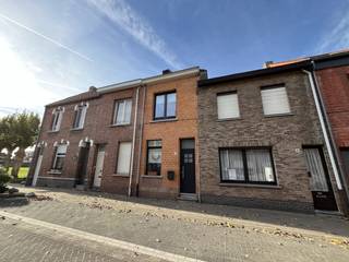 Disposition : Rez-de-chaussée : - entrée avec escalier- Espace de vie- Cuisine ouverte- Salle à manger- Jardin orienté à l'ouest et...