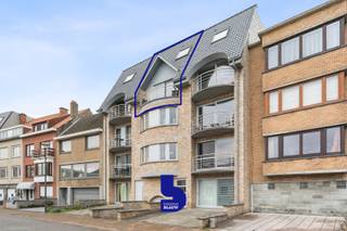 Op een steenworp van het strand, in het charmante Bredene, stellen wij dit ruime appartement te koop. Dankzij de uitstekende ligging bevinden tal van winkels, het strand en het bruisende centrum van Bredene zich op wandelafstand.<br /><br />Met de lift bereiken we het appartement op de 3de verdieping. In de inkomhal is er voldoende ruimte voor jassen en schoenen en vinden we meteen ook een gastentoilet.<br /><br />Via een binnendeur komen we in de gezellige leefruimte met aansluitend de open keuken. Vanuit de leefruimte hebben we toegang tot het aangename terras, waar we genieten van een open zicht. Zijdelings kunnen we zelfs de duinen van Bredene bewonderen.<br /><br />Een trap in het appartement brengt ons naar de bovenverdieping. Hier bevinden zich drie mooie slaapkamers, telkens met open zicht. Daarnaast is er een ruime badkamer uitgerust met een ligbad en een toilet. Verder beschikt deze verdieping over twee praktische bergruimtes, waarvan één met aansluiting voor een wasmachine.<br /><br />Met een EPC-score A, een uitstekende ligging, een mooi terras en veel ruimte is dit een uniek appartement.<br />Bent u op zoek naar een tweede verblijf, een investering of een comfortabele woonst?<br />Aarzel dan niet en neem contact op met Immo Blauw.
