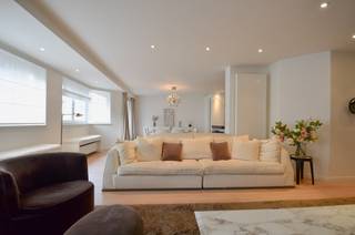 Offre exceptionnelle – Appartement particulièrement spacieux dans une résidence élégante<br /><br />Découvrez cet appartement d’exception, situé dans une résidence raffinée. Ce bien se distingue par ses volumes généreux, son excellente situation, ses finitions haut de gamme et une impressionnante largeur de façade d’environ 10 mètres. De plus, vous profitez de plusieurs agréables terrasses ensoleillées, garantissant un confort de vie optimal.<br /><br />Disposition :<br />Spacieux hall d’entrée avec toilette invités et nombreux placards intégrés. Le séjour, particulièrement vaste et baigné de lumière, comprend un salon chaleureux avec mobilier sur mesure et feu ouvert au gaz. La cuisine ouverte, entièrement équipée, offre tout le confort moderne, notamment un robinet Quooker, un frigo à vin, un four combiné et une cuisinière Falcon. À l’avant, vous trouverez deux agréables terrasses.<br /><br />Une buanderie/débarras séparée complète l’ensemble.<br /><br />La suite parentale dispose de placards intégrés, d’un dressing séparé et d’une élégante salle de bains. La chambre donne directement accès à la terrasse arrière.<br /><br />Deuxième chambre spacieuse avec salle de douche séparée.<br /><br />La troisième chambre est aménagée de manière particulièrement pratique avec un lit superposé escamotable ainsi qu’un lit double escamotable, et bénéficie d’une salle de bains attenante. Les deux chambres donnent accès à la seconde terrasse arrière.<br /><br />Cet appartement est une opportunité rare grâce à la qualité de ses finitions, ses espaces exceptionnels et sa conception réfléchie.<br /><br />Comprend deux caves privatives dans la résidence ainsi que des crochets à vélos.