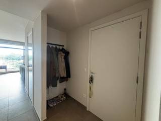 Zoekt u een prachtig en lichtrijk appartement op een uitstekende locatie? Dit energiezuinig appartement is gelegen aan de bekende Hendrik Van Veldekesingel in Hasselt. Door de centrale ligging nabij de grote ring van Hasselt bevindt u zich op een boogscheut van openbaar vervoer, winkels en scholen. Het pand is volledig instapklaar en combineert eigentijds comfort met een optimale bereikbaarheid.<br /><br />Indeling:<br /><br />Verdiep +4:<br />- Inkomhal<br />- Lichtrijke leefruimte<br />- Volledig uitgeruste keuken<br />- 2 volwaardige slaapkamers<br />- Dressing<br />- Toilet<br />- Badkamer<br /><br />Verdiep -1: <br />- Autostaanplaats (nr18)<br /><br />Dit kwalitatieve appartement is het ideale adres voor wie comfortabel wenst te huren in Hasselt. Dankzij de inbegrepen autostaanplaats geniet u van alle praktische faciliteiten.<br /><br />De snelste manier om een bezoek te brengen aan dit appartement? Vraag je bezoek aan via de rode knop op onze website (www.dewaele.com).<br /><br />Telefonisch kunnen er geen afspraken gemaakt worden. Bij andere vragen kun je ons telefonisch contacteren via 011 30 50 50.<br /><br />Tot binnenkort<br /><br />
