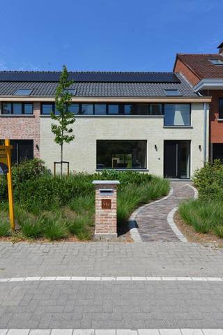 <p>Op zoek naar een exclusieve combinatie van luxe, ruimte en energiezuinigheid?<br />Deze uitzonderlijk gerenoveerde woning biedt het allemaal.</p>
<p>Achter de verzorgde voortuin schuilt een stijlvolle woning waar elk detail met zorg werd afgewerkt. De elegante inkomhal met maatwerk vestiairekasten en gastentoilet zet meteen de toon. Van hieruit betreed je de royale, lichtrijke leefruimte (ca. 54 m²), waar comfort en klasse harmonieus samenvloeien.</p>
<p>De open designkeuken met kookeiland vormt het hart van de woning en is volledig uitgerust met hoogwaardige materialen — ideaal voor wie houdt van verfijnd wonen en gezellig tafelen. Grote raampartijen zorgen voor een naadloze verbinding met het zonnige terras (ca. 16 m²) en de fraai aangelegde tuin met stijlvolle houten berging.</p>
<p>Op de verdieping bevinden zich drie volwaardige slaapkamers (ca. 12 m², 16 m² en 18 m²), een aparte wasruimte en een luxueus afgewerkte badkamer met ligbad, inloopdouche, toilet en dubbel wastafelmeubel.</p>
<p>Extra bergruimte vind je op de praktische zolder, bereikbaar via een vlizotrap.</p>
<p>Ook op vlak van energie en duurzaamheid blinkt deze woning uit:</p>
<ul>
<li>Warmtepomp (Buderus)</li>
<li>8 zonnepanelen</li>
<li>Vloerverwarming</li>
<li>Ventilatiesysteem (Renson)</li>
<li>Conforme elektriciteit</li>
<li>BENO-woning met EPC A+</li>
</ul>
<p>De woning is volledig geschilderd en instapklaar afgewerkt.</p>
<p>Twee privatieve parkeerplaatsen (verplicht bij aan te kopen aan €15.000), waarvan één met laadpaal, vervolledigen dit aanbod.</p>
<p>Een unieke opportuniteit voor wie compromisloos kiest voor luxe, comfort en toekomstgericht wonen.</p>
<p>Plan vandaag nog uw bezoek en ervaar het zelf.</p>