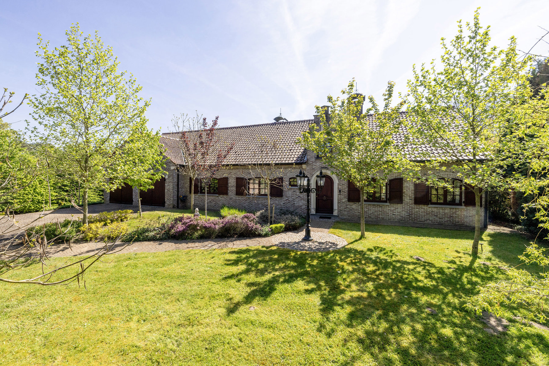 Ruim landhuis op ca. 3010 m² grond met ca. 736 m² bew.opp. - foto 2