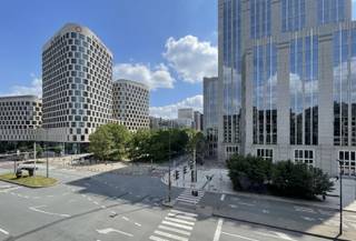 <p>Dit gerenoveerde (2025), gemeubelde en instapklare appartement bevindt zich op de derde verdieping van residentie Jacqmain (bouwjaar 2006), centraal gelegen aan de Emile Jacqmainlaan in het hart van Brussel. Dankzij de uitstekende ligging bevinden de Nieuwstraat, metrostation Rogier, het Manhattan Center en de Grote Markt zich op wandelafstand. Met een bewoonbare oppervlakte van 81 m² beschikt het appartement over een lichtrijke leefruimte met een volledig ingerichte open keuken, twee volwaardige slaapkamers (10 en 18 m²) en een moderne badkamer met douche, wastafel en toilet. De recente renovatie en verzorgde afwerking zorgen voor hedendaags wooncomfort, terwijl de aanwezige inrichting een onmiddellijke ingebruikname mogelijk maakt. De eigendom geniet bovendien van een vlotte bereikbaarheid dankzij de nabijheid van de Brusselse Ring en de autosnelwegen E40 en E19. Een ondergrondse parkeerplaats kan afzonderlijk worden aangekocht. Kelder nr. 7 is inbegrepen in de verkoopprijs. Met een EPC-score D en een bestaande verhuur vormt dit appartement een interessante opportuniteit voor investeerders die op zoek zijn naar een eigendom met onmiddellijk rendement, maar ook voor wie een centraal gelegen woonst in Brussel zoekt. Voor meer informatie of een (eerste) bezoek contacteer frederik@immo-time.be!</p>