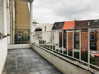- Een bezoekmoment aanvragen kan via onze website: https://vicusvastgoed.be/nl/te-huur .<br />- Ga naar het respectievelijke pand en klik op ‘bezoek aanvragen’.<br />- Na invullen van ‘mijn huurprofiel’ koppelen wij spoedig terug.<br /><br />Niet bellen!<br /><br />Op de derde verdieping vinden we dit moderne appartement met inkomhal.MOBI-score 9,4/10<br />De woning beschikt over een ruime en lichtrijke leefruimte en een volledig uitgeruste keuken (ruime frigo, kookplaat en vaatwas) met voldoende bergruimte. Daarnaast vinden we twee ruime slaapkamers (waarvan één toegang geeft tot het terras). De luxueuze badkamer heeft een douche en lavabo en is voorzien van een aansluiting voor de wasmachine. Het toilet is voorzien in een aparte ruimte. <br /><br />Het appartement beschikt bovendien over een GARAGE en BERGING (inbegrepen in de maandelijkse huurprijs).<br /><br />HUURPRIJS: 1050 euro (+ 50 euro forfait gemeenschappelijke kosten)
