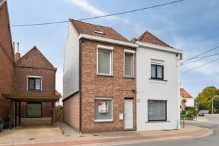 Op zoek naar een verzorgde, instapklare woning waar rust en bereikbaarheid hand in hand gaan? Ontdek deze charmante halfopen bebouwing aan...