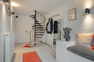 Wilt u een energiezuinig en lichtrijk huis kopen in Ekeren? Deze uitstekend onderhouden woning op Kouter 60 combineert rust, ruimte en comfort op een toplocatie.<br /><br />Bij het betreden van de woning komt u in de ruime inkomhal met gastentoilet. De gelijkvloerse verdieping biedt direct toegang tot een royale garage met volop opbergruimte. Aansluitend bevindt zich een multifunctionele ruimte met douche — ideaal als extra slaapkamer, bureau of werkplaats — die via een schuifraam uitgeeft op de onderhoudsvriendelijke tuin.<br /><br />Op de eerste verdieping baadt de leefruimte in het natuurlijk licht, sfeervol afgewerkt met een gezellige gashaard. De volledig geïnstalleerde keuken is uitgerust met o.a. een kwalitatief composiet werkblad, stoomoven, combi-oven en vaatwasser. Via het schuifraam stapt u op het ruime overdekte terras met pergola (2024), waar een trap rechtstreeks naar de tuin leidt. De tweede verdieping telt 3 volwaardige slaapkamers en een compleet uitgeruste badkamer.<br /><br />Deze woning te koop ligt in een gezinsvriendelijke buurt van Ekeren, op wandelafstand van het centrum met winkels, scholen en openbaar vervoer.<br /><br />Bijzonderheden:<br />- Energiezuinig: 19 zonnepanelen (4.560 Wp), daken geïsoleerd en HR-glas<br />- Nog tot 2031 groenestroomcertificaten ca. €1.100 / jaar<br />- Verwarmingsketel 2020<br />- Multifunctionele ruimte op de begane grond met eigen douche<br />- Rustige ligging in Ekeren nabij centrum en openbaar vervoer (trein/bus)<br /><br />Dit instapklare vastgoed te kopen in Ekeren biedt alles voor een zorgeloze toekomst.<br /><br />Bent u geïnteresseerd om dit vastgoed te kopen in Ekeren? Aarzel dan niet om ons te contacteren. Het Dewaele vastgoedkantoor van Merksem te Lambrechtshoekenlaan 183 staat graag tot uw dienst. Had u graag een gratis schatting van uw eigendom via ons immokantoor? Bel ons voor een vrijblijvend gesprek of mail naar maxime.weyler@dewaele.com.<br /><br />Bestuursmaatregelen in het maatregelenregister: nee