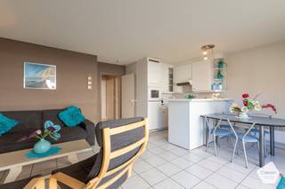 Deze ruime, gezellige studio met binnenslaapkamer bevindt zich in de zeer gegeerde residentie 'Duinenveld' te Nieuwpoort-bad.<br />Vanop het ruime terras heeft u een <strong>mooi zicht </strong>over de Franslaan.<br /><br />Door zijn <strong>uitstekende</strong> <strong>ligging</strong> zijn de winkelstraat en de Zeedijk <strong>op wandelafstand</strong> bereikbaar.<br /><br />De indeling is als volgt:
<ul>
	<li>Inkomhal;</li>
	<li>Gezellige, <strong>brede leefruimte</strong> met grote raampartijen die zorgen voor<strong> veel lichtinval</strong>;</li>
	<li>Open, volledig ingerichte keuken;</li>
	<li><strong>Ruim terras met namiddagzon</strong>;</li>
	<li>Aparte slaapkamer met dubbel bed en veel kastruimte;</li>
	<li>Badkamer met ligbad voorzien van vast douchescherm;</li>
	<li>Apart toilet;</li>
</ul>
Extra troeven:

<ul>
	<li><strong>Gunstig EPC - label B</strong>;</li>
	<li>Gemeenschappelijke fietsenberging;</li>
	<li><strong>Vloerverwarming</strong>;</li>
</ul>
Benieuwd? Aarzel niet en contacteer ons voor een plaatsbezoek!