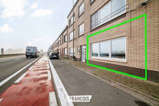 Op zoek naar een instapklaar appartement met een uitstekende ligging in Oostende? Dit prachtig gerenoveerde appartement in de Prins Albertlaan combineert modern wooncomfort met een aangename, open omgeving.<br /><br />Het appartement beschikt over een ruime slaapkamer en een extra polyvalente ruimte die naar eigen wens kan worden ingericht. Deze ruimte biedt bijvoorbeeld de mogelijkheid om een kleine kinderkamer te creëren, maar kan evengoed dienstdoen als praktische berging, dressing of bureauruimte. <br /><br />Dankzij het open zicht aan zowel de voor- als achterzijde geniet je hier van een bijzonder aangenaam en vrij gevoel. Bovendien is er geen inkijk, wat zorgt voor extra privacy en rust.<br /><br />