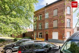Instapklare, totaal gerenoveerde woning met EPC B op rustige en centrale ligging<br />De woning werd grondig vernieuwd en afgewerkt met kwalitatieve materialen, waardoor u zonder zorgen onmiddellijk kunt intrekken. Dankzij het gunstige EPC-label B geniet u bovendien van een energiezuinige woonst met een lager energieverbruik.<br /><br />Binnenin treft u een lichtrijke leefruimte, een moderne keuken, meerdere ruime slaapkamers en twee stijlvolle badkamers met hedendaags comfort. De combinatie van moderne afwerking en authentieke elementen zorgt voor een warme en aangename woonbeleving.<br /><br />Troeven op een rij:<br /><br />•    Totaal gerenoveerde woning <br />•    Instapklaar <br />•    Energiezuinig met EPC B <br />•    Moderne en kwalitatieve afwerking <br />•    4 slaapkamers <br />•    Twee badkamers <br />•    Kelderberging aanwezig <br />•    Rustige, maar centrale ligging <br />•    Nabij winkels, openbaar vervoer en invalswegen <br />•    Vlotte verbinding naar het stadscentrum <br /><br />Een ideale woning voor wie op zoek is naar ruimte, comfort en een uitstekende ligging. Contacteer ons vandaag nog voor een bezoek!