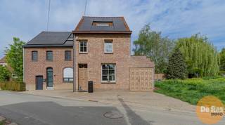 <p>ERPE - Deze verzorgde en aangename woning kunt u vinden in een rustige straat te Erpe. Deze woning, die de afgelopen jaren een grondige opfrissing onderging, is voorzien van alle moderne comfort en dan ook perfect instapklaar. Recent werd de achterliggende berg/wasruimte nog volledig geïsoleerd en werd de woning zelf nog voorzien van 19 zonnepanelen, een thuisbatterij, en verwarming via warmtepomp (lucht- lucht).<br /><br />Naar indeling toe beschikt deze woning op het gelijkvloers over een aparte inkomhal, een aangename woonkamer voorzien van veel lichtinval, een grote keukenruimte voorzien van een volledig geïnstalleerde keuken, een praktisch achterliggende berg/wasruimte welke nog is voorzien van een extra douchecabine en een apart toilet. Op de eerste verdieping bevinden zich naast de nachthal, nog 2 ruime slaapkamers, een dressing en een verzorgde badkamer voorzien van alle comfort. Op de 2de verdieping, welke bereikbaar is via een vaste trap, bevinden zich nog een extra 3de kamer en nog een extra opbergruimte. Praktisch is tevens de overdekte bergruimte vooraan rechts naast de woning die bereikbaar is via de straatzijde en welke tevens uitgeeft op het recent mooi aangelegde terras.<br /><br />In de directe omgeving bevinden zich buurtwinkels, scholen, openbaar vervoer, invalswegen en E40.<br /><br />Kortom, deze woning is een uitstekende opportuniteit voor wie op zoek is naar een smaakvolle, instapklare woning met drie slaapkamers, moderne voorzieningen en een rustige, maar toch centraal gelegen locatie. Aarzel niet om een afspraak te maken en ontdek zelf de troeven van deze woning. Voor meer info of bezoek 053/60.65.60<br /><br />De vermelde prijs is een richtprijs. Na ontvangst van de biedingen beslist de verkoper vrij over de verkoop. De richtprijs is aldus niet bindend.</p>