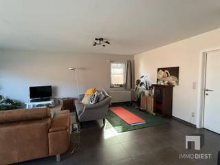 <p><span>Ruim en energiezuinig gelijkvloers appartement (95 m²) met zonnig terras in Schaffen.</span></p><p><span>Dit appartement in de Kerkstraat (Schaffen), biedt u heel wat comfort.</span></p><p><span> </span></p><p><span>Indeling:</span></p><p><span>- Grote leefruimte met open keuken </span></p><p><span>- Keuken voorzien van toestellen (vaatwasser, keramische kookplaat, combi-oven)</span></p><p><span>- Zonnig terras aan achterzijde (aansluitend op de living)</span></p><p><span>- Badkamer met lavabomeubel en bad-douchecombinatie</span></p><p><span>- Ruime berging</span></p><p><span>- Apart toilet</span></p><p><span>- Twee slaapkamers</span></p><p><span> </span></p><p><span>Ondergronds: </span></p><p><span>- Privé-parkeerplaats (nr. 3)</span></p><p><span>- Afsluitbare berging (nr. 6)</span></p><p><span>Vooraan het gebouw mag u een extra staanplaats gebruiken (uiterst rechts).</span></p><p><span> </span></p><p><span>Ontdek hier de troeven:</span></p><p><span>- Gunstige ligging: gelegen in het centrum van Schaffen (bakker, apotheek) </span></p><p><span>- Op wandelafstand van scholen en openbaar vervoer</span></p><p><span>- Vlotte verbinding naar belangrijke invalswegen</span></p><p><span>- 2 ruime slaapkamers</span></p><p><span>- Zuid-Westgericht terras</span></p><p><span>- lage gemeenschappelijke kosten</span></p><p><span> </span></p><p><span>Comfort:</span></p><p><span>- Terras aansluitend aan de leefruimte</span></p><p><span>- Handige berging in het appartement</span></p><p><span>- Ondergrondse parkeerplaats </span></p><p><span>- Kelderberging</span></p><p><span> </span></p><p><span>Bouwtechnisch:</span></p><p><span>- Praktische indeling met open leefruimte</span></p><p><span>- Veel natuurlijke lichtinval</span></p><p><span>- Ruime slaapkamers</span></p><p><span> </span></p><p><span>Energetisch:</span></p><p><span>- Energiezuinig (EPC C u heeft geen renovatieplicht)</span></p><p><span>- Zonnepanelen met certificatenopbrengst van 450 Euro/1.000kWh (tot 2029)</span></p><p><span>- Keuring elektriciteit is conform tot 2034</span></p><p><span> </span></p><p><span>Dit appartement is de ideale woonst voor wie op zoek is naar een ruim, praktisch en energiezuinig appartement in een rustige omgeving.</span></p><p><span>Het appartement wordt momenteel verhuurd aan interessante voorwaarden. Opzeg voor eigen bewoning is mogelijk.</span></p><p><span>Uiteraard ook ideaal als investering (onmiddellijk rendement).</span></p><p><span> </span></p><p><span>Interesse? Plan een bezoek in! Bel Immo Diest op het nr. +32 13 31 25 22.</span></p><p><span>Virtuele tour reeds nu te bekijken op de website <span>www.immodiest.be</span></span></p><p><span> </span></p><p><span>Bron bewoonbare oppervlakte: zie EPC</span></p>