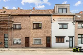 Ontdek deze charmante gesloten bebouwing gelegen in de rustige Spellewerkstraat. Met een bewoonbare oppervlakte van 135 m² op een perceel van 360 m² biedt deze woning tal van mogelijkheden voor wie op zoek is naar ruimte en potentieel.<br /><br />Bij het betreden van de woning komt u in de inkomhal, die toegang geeft tot een bureau – ideaal voor thuiswerk of een hobbyruimte. De lichtrijke ruime woonkamer sluit aan op de functionele keuken. Verder beschikt de woning op het gelijkvloers van een badkamer en toegang tot de droge kelderruimte.<br /><br />Op de bovenverdieping bevinden zich twee volwaardige slaapkamers en een zolder, die dankzij zijn potentieel kan worden ingericht naar eigen wens, bijvoorbeeld als extra kamers of hobbyruimte.<br /><br />Achteraan de woning geniet u van een gezellig terras, bergruimte en een aangename tuin, perfect om tot rust te komen of te ontspannen met familie en vrienden.<br /><br />De woning dient volledig gemoderniseerd te worden, maar biedt hierdoor een unieke kans om ze volledig naar eigen smaak en hedendaagse normen in te richten.<br /><br />Gelegen in een rustige straat met voldoende parkeergelegenheid en nabij winkels en andere voorzieningen.<br /><br />Bezoekdag: VOLZET <br />