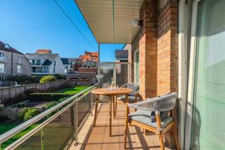 Op een boogscheut van de Zeedijk, winkelstraten en het Marktplein van Middelkerke vindt u dit lichtrijk appartement. Het appartement is uitstekend onderhouden, het dak en de ramen werden reeds vernieuwd. <br /><br />Indeling:<br />- Woonkamer<br />- geïnstalleerde keuken<br />- Nachthall<br />- Slaapkamer 1 met toegang tot zuidgericht terras<br />- Slaapkamer 2 met aansluiting wasmachine en droogkast<br />- Badkamer met lavabo en douche <br />- Apart toilet<br /><br />Troeven: <br />- Centraal gelegen<br />- instapklaar<br />- Kleinschalige residentie<br />- Voorzien van zongerichte terras<br />- Individuele verwarming op aardgas<br />- Nieuwe PVC ramen met dubbele beglazing<br />- Conforme keuring elektrische installatie<br /><br />Bent u op zoek naar een instapklaar met gelijkvloersappartement met 2 slaapkamers? Neem snel contact op met ons kantoor!<br /><br />Bestuursmaatregelen in het maatregelenregister: nee