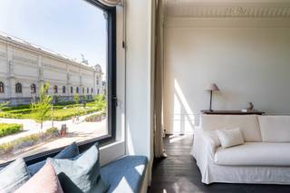 Elegantly renovated townhouse at the foot of the KMSKAAt the foot of the Museum of Fine Arts, in a quiet one way street, lies this sublime townhouse...