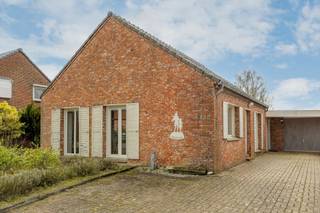 Deze vrijstaande woning is gelegen aan Grens 130 in Arendonk, vlakbij de Nederlandse grens. De ligging combineert een groene, landelijke omgeving met een vlotte bereikbaarheid naar zowel Arendonk centrum als Nederland. Winkels, scholen en verbindingswegen bevinden zich op korte afstand.<br /><br />Bij het betreden van de woning kom je in de inkomhal die toegang geeft tot een gelijkvloerse slaapkamer en badkamer, ideaal voor wie levenslang wil wonen. Verder bereik je de lichtrijke leefruimte met aansluitend de keuken en woonkamer, die in verbinding staat met de veranda en een aangename overgang vormt naar de tuin. De garage is eveneens inpandig bereikbaar. Op de verdieping bevinden zich drie volwaardige slaapkamers en een extra kamer die perfect dienst kan doen als bureau of hobbyruimte. Er is geen zolder, maar wel een kruipruimte. <br /><br />Buiten geniet je van een ruime tuin met een terras gericht naar het zuidoosten, waar je in alle rust en privacy kan vertoeven. De oprit biedt plaats aan minstens vier wagens en wordt aangevuld met een garage.<br /><br />Met een EPC-score van 293 kWh/m²/jaar (label C) voldoet de woning aan de huidige normen en is er geen renovatieverplichting van toepassing.<br /><br />• Vrijstaande woning op ruim perceel van 1.466 m²<br />• Gelijkvloers wonen mogelijk<br />• Zonnige tuin met zuidoostelijk terras<br />• Ruime oprit en garage<br />• Rustige ligging nabij Nederlandse grens