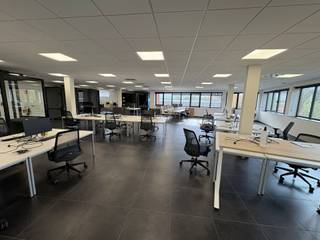 <p>491 m² instapklare en lichtrijke kantoorruimte op een uitstekende locatie nabij de R4 in Evergem. De kantoren bevinden zich op de tweede verdieping en zijn ingericht als open space met een praktische kitchenette en afzonderlijk sanitair. Dankzij de grote raampartijen genieten de werkruimtes niet alleen van overvloedig daglicht, maar ook van een aangenaam uitzicht op het aangrenzende natuurpark, wat bijdraagt aan een rustige en inspirerende werkomgeving. Ruime parkeermogelijkheden zijn voorzien, inclusief laadpalen voor elektrische wagens.</p>
<p><strong>Financiële voorwaarden</strong><br />• Huurprijs: € 120/m²/jaar<br />• Niet-overdekte parkeerplaatsen: € 700/ppl/jaar (excl. btw)<br />• Supplement laadpalen: € 600/laadplaats/jaar (excl. btw)<br />• Provisionele kosten: € 20/m²/jaar</p>
<p>Dankzij de vlotte bereikbaarheid, moderne afwerking en hedendaagse faciliteiten vormt dit kantoor een ideale uitvalsbasis voor bedrijven die inzetten op efficiëntie en professionaliteit.</p>