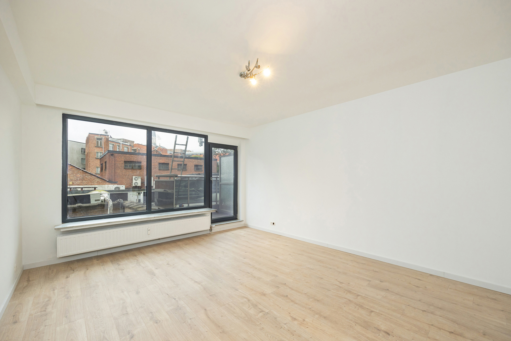 ANTWERPEN-HARMONIE - Vernieuwde studio met terras - foto 4