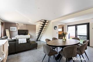 Geen zin in jaren verbouwen, torenhoge energiefacturen of een woning die technisch alweer achterhaald is? Dan hebben we goed nieuws. Deze kwaliteitsvol gerenoveerde woning van maar liefst 175 m² combineert verrassend veel ruimte met hedendaags comfort, slimme technologie én bijzonder energiezuinig wonen.<br /><br />Binnenkomen doe je via de inkomhal, waarna de woning zich meteen van haar beste kant laat zien. De royale open leefruimte biedt plaats aan een gezellige zithoek, ruime eetplaats én een aparte speelhoek of bureau. Ideaal voor wie graag ruim woont, regelmatig thuiswerkt of gewoon houdt van dat tikkeltje extra bewegingsvrijheid.<br /><br />Ook de keuken mag gezien worden. Mooi afgewerkt, voorzien van kwalitatieve materialen alsook alle mogelijke toestellen en helemaal klaar voor gezellige etentjes, snelle ontbijtjes of avonden met vrienden.<br /><br />En dan zijn er de technieken: 2 warmtepompen, maar liefst 16 zonnepanelen en vloerverwarming op het gelijkvloers houden het wooncomfort hoog en het energieverbruik onder controle. Op warme zomerdagen zorgen de airco's op het gelijkvloers én in de slaapkamers voor verkoeling, terwijl ze ook kunnen bijverwarmen wanneer gewenst.<br /><br />Nog slimmer? De woning beschikt over een uitgebreid domoticasysteem waarmee je onder andere verlichting, temperatuur en verschillende technieken eenvoudig via je smartphone bedient. Thuiskomen was nog nooit zo comfortabel.<br /><br />Op de eerste verdieping bevinden zich twee bijzonder ruime slaapkamers van elk circa 20 m². Daarnaast is er nog een extra kamer die vandaag dienst kan doen als stockage, maar evengoed kan worden ingericht als dressing of bureau.<br /><br />De ruime badkamer is uitgerust met een inloopdouche en dubbele wastafel. Daarnaast is er een afzonderlijk toilet. De inpandige garage wordt momenteel gebruikt als berging, terwijl je voor de woning over een eigen parkeerplaats beschikt.<br /><br />Ook buiten werd gekozen voor gemak. De onderhoudsvriendelijke buitenruimte met kunstgras laat je vooral genieten in plaats van werken. De achtergevel kan bovendien nog volledig naar eigen smaak worden afgewerkt, ideaal voor wie toch graag zijn eigen stempel op de woning drukt.<br /><br />Beperkt KI van 359 EURO, EPC 36 kWh – A label, 175 m² woonruimte, slimme domotica, warmtepompen, vloerverwarming, airco's én 16 zonnepanelen: hier koop je niet alleen een gerenoveerde woning, maar vooral het wooncomfort van morgen.<br /><br />Klaar om zelf te ontdekken hoe slim en comfortabel wonen kan zijn? Contacteer Vastima en plan vandaag nog jouw bezoek.