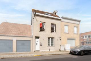 BEZOEKMOMENT ZATERDAG 18/04 VAN 14U-16U

In een rustige wijk, op wandelafstand van winkels, de haven en de polders, vinden we deze aangename woning met verrassend veel ruimte en parkeermogelijkheden in de directe omgeving. Een ideale ligging voor wie comfortabel wil wonen met alles binnen handbereik.

Via de inkomhal kom je in de ruime en lichtrijke living, die naadloos overgaat in de grote, aanpalende keuken. Deze open indeling zorgt voor een aangenaam gevoel van ruimte en maakt het geheel perfect voor dagelijks leven en gezellige momenten. Op het gelijkvloers bevindt zich eveneens een apart gastentoilet.

Op de eerste verdieping vinden we twee volwaardige en ruime slaapkamers, evenals een badkamer met een tweede toilet. Alles is praktisch ingericht en biedt het nodige comfort voor een gezin of koppel.

De absolute troef van deze woning bevindt zich op de zolderverdieping. Deze werd ingericht als een ruime derde slaapkamer en beschikt bovendien over een eigen doucheruimte. Ideaal als master bedroom, hobbyruimte of voor gasten.

Met haar rustige ligging, praktische indeling en extra zolderkamer biedt deze woning tal van mogelijkheden voor wie op zoek is naar ruimte en comfort.

👉 Plan nu je bezoek via jens@keyimmo.be of 0496 41 55 77 en mis deze kans in Blankenberge niet.