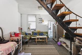 Deze te renoveren woning is gelegen in de Meulesteedsesteenweg, te midden van de bruisende en volkse Gentse stadswijk Muide – Meulestede, op 10 minuten fietsen van het historisch centrum. De Gentse Muidewijk vormt vandaag, samen met het aangrenzende Meulestede, een schiereiland omgeven door het zeekanaal Gent-Terneuzen, de Voorhaven en het Houtdok.. De woning zelf vraagt werk maar het potentieel is makkelijk te zien door de gunstig gevormde ruimtes doorheen het pand.<br /><br />Bij het betreden van de woning kom je in de inkomhal, die toegang geeft tot de eethoek en de gezellige woonkamer. Verder zijn er een keuken, een praktische berging en een badkamer met toilet. Op de eerste verdieping bevinden zich twee slaapkamers, terwijl de tweede verdieping nog eens twee slaapkamers biedt. klopt de spelling hier volledig.<br /><br />Voor meer informatie of het plannen van een bezoek kunt u contact opnemen via <strong>info@oko.immo</strong> of <strong>0484 14 96 86</strong>.