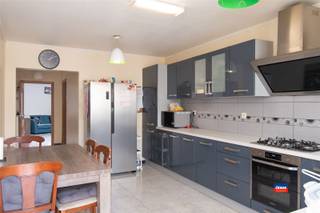 <p><span>HOBOKEN | RUIME GEZINSWONING MET VIER TOT VIJF SLAAPKAMERS EN TUIN OP EEN TOTALE GRONDOPPERVLAKTE VAN 150m² | EPC C |</span></p><p><span>Indeling als volgt : gelijkvloers : inkomhal - woonkamer - woonkamer 2 - badkamer met inloopdouche, dubbele lavabo en toilet - ruime, geïnstalleerde keuken - overloop - toilet - tuin met tuinhuis. </span></p><p><span>Eerste verdieping: traphal - twee slaapkamers. Tweede verdieping: traphal - twee slaapkamers. </span></p><p><span>Zolder onder het zadeldak (geïsoleerd).</span></p><p><span>De woning is zeer gunstig gelegen in de nabijheid van openbaar vervoer, scholen en winkels.</span></p><p><span>Ramen PVC dubbel glas.</span></p><p><span>Verwarming op gas (condensatieketel).</span></p>