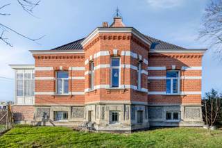 **Statige vrijstaande woning op een perceel van 17a43ca**Wij bieden u een indrukwekkend landhuis gelegen op een perceel van meer dan 17a maw mooi...