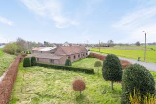 Deze woning is gelegen op een perceel van 1571 m² omringd door groen. Dankzij de vlotte bereikbaarheid met verbindingswegen sta je snel in de aanpalende gemeenten of steden. <br /><br />De te renoveren woning met een bebouwde oppervlakte van 160 m² biedt tal van mogelijkheden. Momenteel beschikt de woning over een leefruimte, een volledig ingerichte keuken, een badkamer (met dubbele lavabo, toilet en bad), een ruime slaapkamer en verschillende bergruimtes. Verder biedt de zolderruimte nog extra mogelijkheden tot het creëren van bijkomende kamers. Het bijgebouw met garage heeft een bebouwde oppervlakte van ongeveer 150 m² en heeft verschillende onderverdelingen, ideaal als werkhuis, extra bergruimte,...<br /><br />Is deze unieke woning met tal van mogelijkheden iets voor u? Vraag dan uw bezoek aan via onze website truweelweg1.rosseel.be of telefonisch op het nummer 0476700933.
