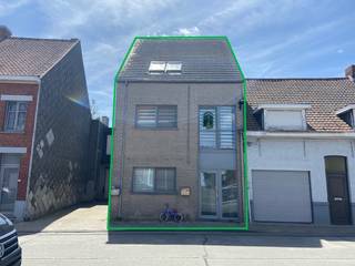 Trendy woning (momenteel verhuurd) met ruimtelijk gevoel en hedendaags comfort!<br /><br />Deze stijlvolle woning biedt alles wat u zoekt als u houdt van ruimte, licht en modern wooncomfort. Dankzij de unieke indeling bevinden de leefruimtes zich op de verdieping, terwijl de slaapkamers op het gelijkvloers zijn ondergebracht. Een zonnig terras op de eerste verdieping en een koertje op het gelijkvloers zorgen bovendien voor extra buitenruimte.<br /><br />De woning geniet van een zeer centrale ligging met parkeermogelijkheden voor de deur en bevindt zich op korte afstand van winkels, scholen, shopping en andere voorzieningen.<br /><br />Indeling op gelijkvloers:<br /><br />- Ruime inkomhal<br />- 3 slaapkamers<br />- Badkamer met dubbele lavabo in meubel, bad en douche<br />- Berging<br />- Apart toilet<br /><br />Eerste verdieping:<br /><br />- Ruime en lichtrijke leefruimte<br />- Open, volledig ingerichte keuken met dubbele spoelbak, kookplaat, dampkap, vaatwasmachine en koelkast (alle toestellen van Zanussi)<br />- Toegang tot het terras<br /><br />Tweede verdieping:<br /><br />- Gezellige polyvalente ruimte onder het dak, ideaal als zithoek, bureau of hobbyruimte<br /><br />Via een zolderluik met uitschuifbare trap bereikt u de nok van de woning, waar extra bergruimte beschikbaar is.<br /><br />Extra voorzieningen:<br /><br />- Stadswater en regenwater met pomp<br />- Centrale verwarming op aardgas (vernieuwde installatie)<br />- 12 zonnepanelen<br />- TV-aansluiting en internetaansluiting op elke verdieping<br />- Centrale en vlot bereikbare ligging<br />- Open en ruimtelijk woongevoel<br />- Moderne architectuur en afwerking<br />- Kwaliteitsvolle materialen<br />- Instapklare woning in uitstekende staat<br /><br />Deze complete woning combineert hedendaagse architectuur met praktisch wooncomfort en is afgewerkt met duurzame, kwaliteitsvolle materialen. Een absolute topper voor wie op zoek is naar een instapklare woning met karakter en ruimte!<br /><br />De gepubliceerde prijs is een richtprijs.