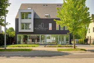 Exclusive building in Borsbeek - ideal showroom/office/practice space with residential above and warehouse behind on approx 2,309 m². This unique...