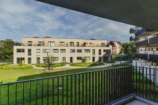 - Toplocatie in Rand rond Brussel: op slechts 5 km van het centrum en vlak bij de Ring en A12.<br /><br />- Modern wooncomfort: Eigentijdse architectuur en uitstekende energieprestaties.<br /><br />- Leef in het groen: prachtig uitzicht op de vijver en het omliggende park <br /><br />- Bezoek het modelappartement: Laat u overtuigen door de afwerking en het comfort tijdens een afspraak ter plaatse.