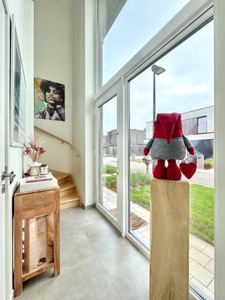 Moderne en recente halfopen woning dd. 2018, gelegen in een residentiële buurt nabij de Leieboorden en dichtbij alles wat men nodig heeft; Perceelsoppervlakte van 182 m²;<br />Indeling: inkomhal met mooie glaspartij, apart toilet met handwasser, L-vormige woonkamer met plaats voor eetplaats en salon en open keuken met eiland en alle comfort: vaatwas, microgolfoven, oven, koelkast, dubbele gootsteen met druipzone, afzuigkap,.. Aansluitend, een wasplaats; de leefruimte kijkt rechtstreeks uit op de onderhoudsvriendelijke tuin met terras en tuinhuis; Vooraan is een handige oprit en links van de woning een carport; De tuin is volledig omheind.<br />Vd 1: nachthall naar 3 comfortabele slaapkamers, een tweede apart toilet en een badkamer met ruime inloopdouche en dubbele wastafel met meubel;<br />Luik met plooitrap naar een ruime geïsoleerde bergzolder waar ook nog technieken huizen: condensatieketel op gas en ventilatiesysteem; Verder zijn er 15 Zonnepanelen en overal hoogrendementsbeglazing; EPC Label A/43kWh/m²jaar; Beschikbaarheid: bij akte na betaling; Info en bezoek: julie@elet.immo of 0479 635 685;