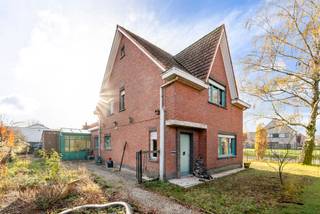 Deze zeer ruime woning van circa 274 m² groot is rustig gelegen, doch strategisch gelegen nabij alle verbindingswegen naar de omliggende gemeenten.

De woning is gelegen op een perceel van 701 m².

Vroeger was dit een woning met bakkerij (winkel) aan, daardoor is er aan ruimte geen gebrek en is er voldoende plaats voor een bijberoep, hobbyruimte, kangoeroewoning enz…

De woning heeft al redelijk wat renovatiewerken doorstaan, hier een opsomming van de belangrijkste zaken :
•	Keuken en badkamer als eens vernieuwd
•	Verwarmingsketel vernieuwd (circa 2017)
•	Al veel ramen vernieuwd
•	Veranda bij aangezet
•	Zijgevel rechts gerenoveerd en opgefrist
•	Alle platte daken al eens vernieuwd

Verder is er nog een praktische kelder van circa 10 m² en een zolder van circa 36 m².

Kortom een uniek pand dat zeker een bezoek waard is !

Voor verdere informatie kan U steeds terecht op ons kantoor. 014/82.15.15.
