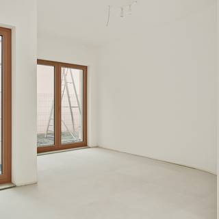 Ontdek dit nieuwbouw handelsgelijkvloers van ca. 55 m², ideaal gelegen op de levendige Belgiëlei in hartje Antwerpen. Dankzij de locatie geniet dit pand van een uitstekende zichtbaarheid en passage, perfect voor ondernemers die op zoek zijn naar een commerciële locatie met uitstraling.<br /><br />GA NAAR WWW.DEBOERENPARTNERS.BE OM RECHTSTREEKS UW ONLINE AFSPRAAK IN TE PLANNEN<br /><br />Indeling en afwerking<br /><br />Het gelijkvloers bestaat uit één open ruimte, waardoor het vlot kan worden ingericht naar eigen smaak en behoefte.<br />Het pand wordt casco aangeboden, met reeds geplaatste ramen en de mogelijkheid om de afwerking volledig af te stemmen op de gewenste activiteit.<br /><br />Ligging en bereikbaarheid<br /><br />De Belgiëlei is een drukke invalsweg tussen het stadscentrum en de ring, met veel passage van voetgangers, fietsers en automobilisten.<br />In de directe omgeving bevinden zich tal van kantoren, winkels, horecazaken en scholen, wat zorgt voor een dynamische en diverse klantenstroom.<br />Openbaar vervoer (tram en bus) bevindt zich op wandelafstand, en er is voldoende parkeergelegenheid in de buurt.<br /><br />Troeven<br />Nieuwbouwpand – eerste ingebruikname<br />Casco: vrije inrichting mogelijk<br />Grote raampartijen met maximale zichtbaarheid<br />Uitstekende commerciële ligging<br /><br />Financieel<br />Beschikbaar: Onmiddellijk<br /><br />GA NAAR WWW.DEBOERENPARTNERS.BE OM RECHTSTREEKS UW ONLINE AFSPRAAK IN TE PLANNEN